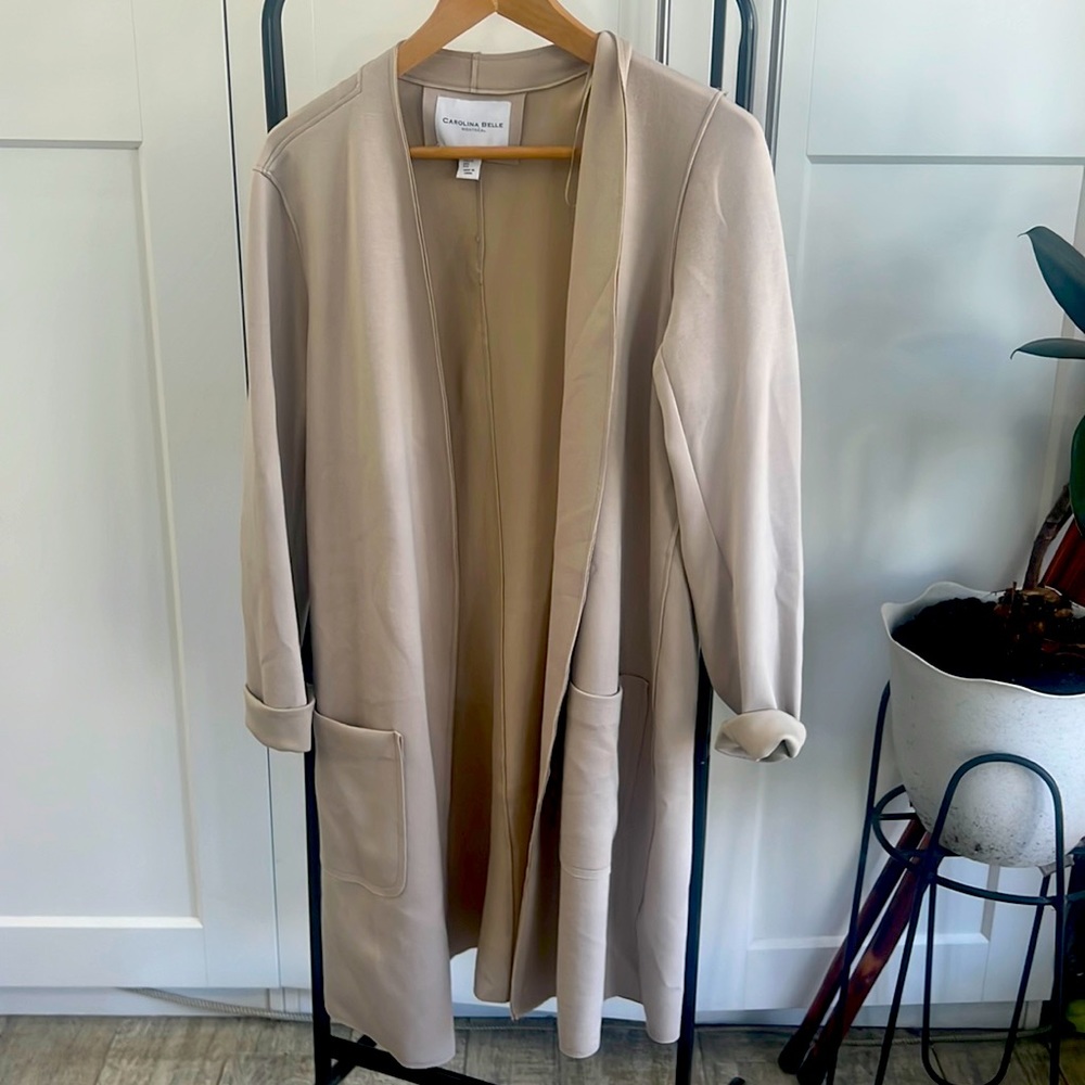 Cream/Off-white light duster jacket.